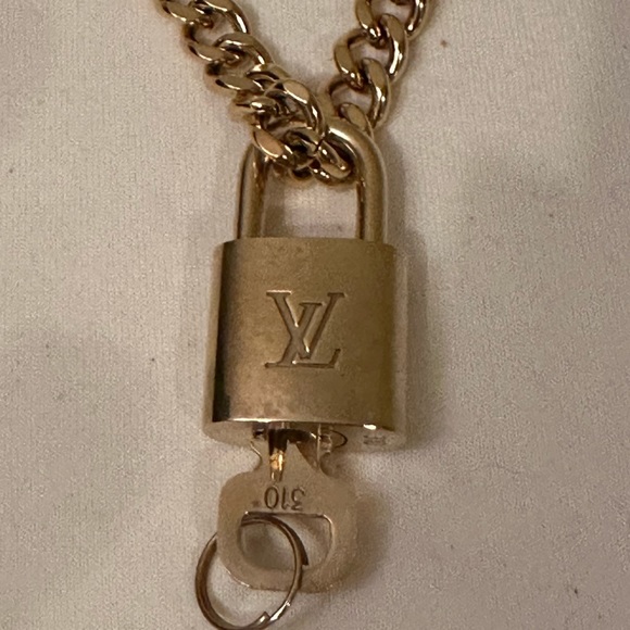 LOUIS VUITTON authentic Loc & Key with unbranded 16” chain, see photos - Picture 4 of 4
